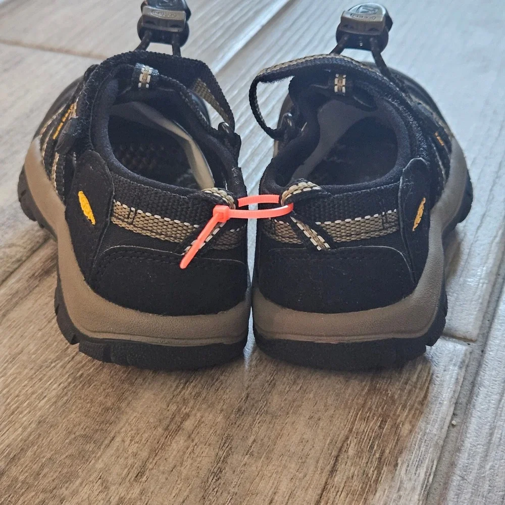 KEEN Newport H2 Sandals Kids 10 Black Olive Closed Toe Water Hiking Shoes
